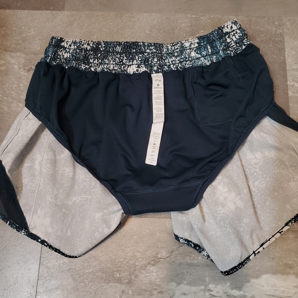 NWOT Lululemon Hotty Hot Short II *Long 4". Liner Blue/ green, white. Size 4. - Picture 13 of 13